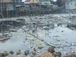 Parah! Tumpukan Sampah Berserakan di Sekitar Pesisir Pantai Dermaga Branta Pamekasan
