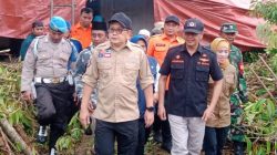Tinjau Langsung Lokasi Bencana Alam di Pamekasan, PJ Gubernur Jatim Serahkan Bantuan Logistik