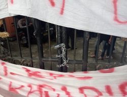 Tolak Tanda Tangani 6 Tuntutan, Kantor Bawaslu Pamekasan Disegel