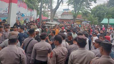 Ngotot Tunda Rekapitulasi, Ratusan Massa Bertahan Menunggu KPU dan Bawaslu Pamekasan Keluar