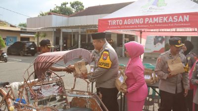 Ramadan Berkah, Kapolres Pamekasan Didampingi Ibu Ketua Bhayangkari Bagikan Takjil