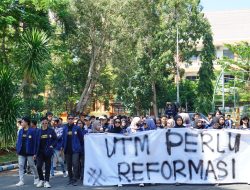 Buntut Polemik UKT, Mahasiswa UTM Geruduk Gedung Rektorat