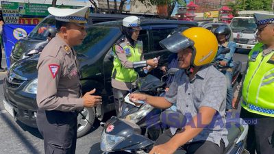 Cegah Kecelakaan dan Kriminal, Polres Pamekasan Imbau Warga Tak Gunakan HP Saat Berkendara