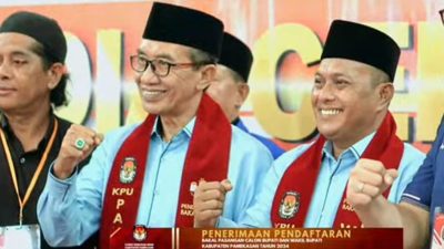 Kholilurrahman dan Sukriyanto Resmi Mendaftar ke KPU Pamekasan, Didampingi 4 Parpol Beserta Sang Istri