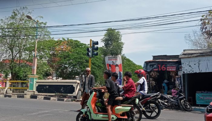 Tidak Pakai Helm, Sepeda Listrik di Pamekasan Marak Dipakai Anak-anak di Jalan Raya