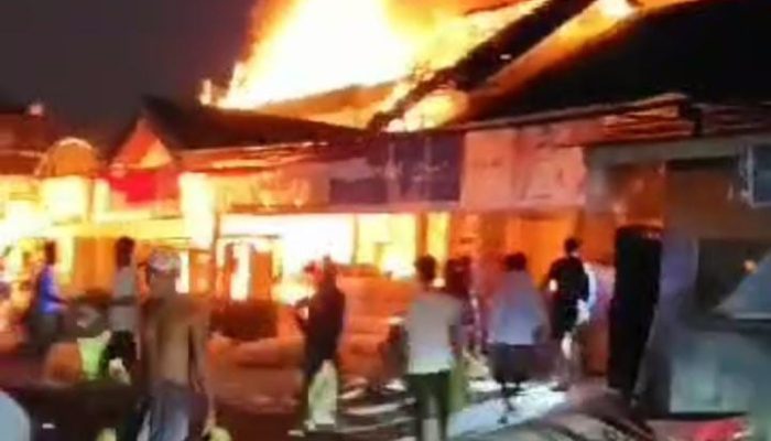 BPBD Pamekasan Bergerak Cepat Bantu Kebakaran Toko Bangunan