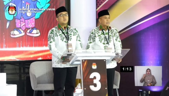 Kompak, Paslon BERBAKTI Tampil Memukau dan Percaya Diri di Debat Perdana Pilkada Pamekasan