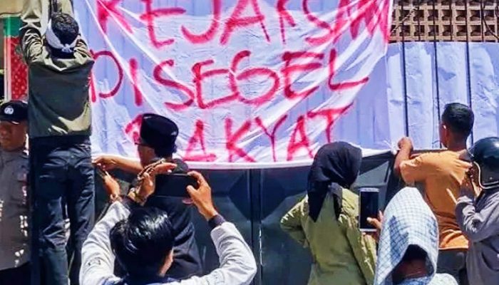 Muak dengan Penanganan Kasus yang Dinilai Mandeg, Kantor Kejari Pamekasan Disegel Rakyat