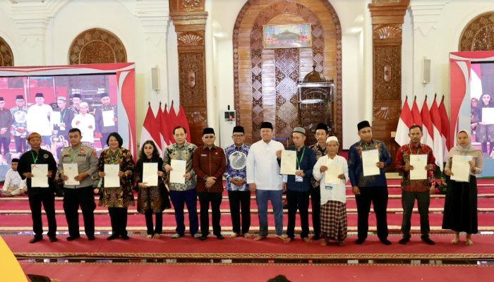 Serahkan 1.334 Sertipikat se-Banten, Menteri Nusron Komitmen Tingkatkan Sertipikasi Tanah Wakaf dan Rumah Ibadah