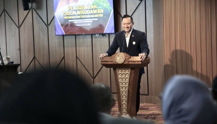 Luar Biasa, Ketum Demokrat AHY Raih Penghargaan Lulusan Terbaik di Unair