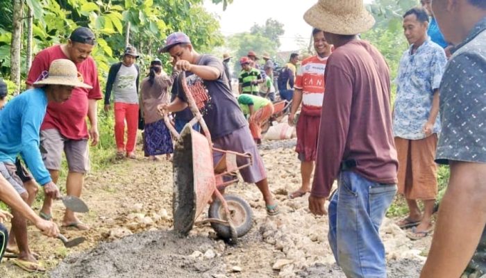Lama Tak Diperbaiki, Warga Swadaya Perbaiki Jalan Rusak di Pelosok Desa Bujur Tengah Pamekasan