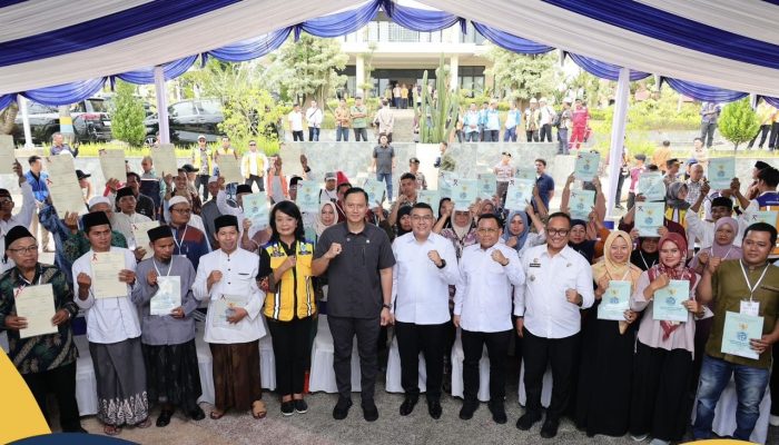 Tegaskan Kepastian Hukum Tanah Warga Negara, Menko AHY dan Wamen Ossy Serahkan Setipikat Tanah untuk Warga Lebak