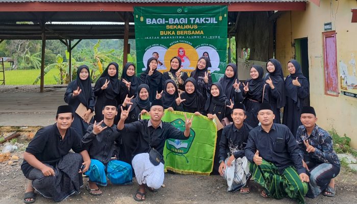 Berkah Ramadan, IKMADA Pamekasan Bagikan Seribu Paket Takjil ke Pengendara