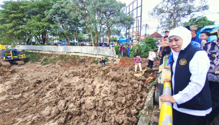 Bersama Bupati Pamekasan, Gubernur Jatim Khofifah Tinjau Normalisasi Sungai