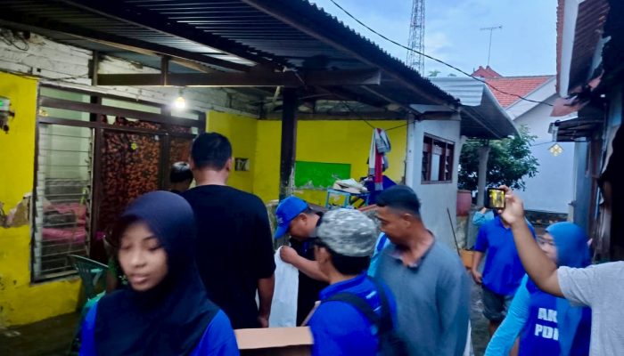 Korban Banjir Tidak Bisa Memasak, Partai Demokrat Pamekasan Beri Bantuan Nasi Bungkus