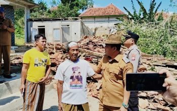 Gerak Cepat, Wabup Pamekasan Sukriyanto Kunjungi Korban Puting Beliung di Palengaan Laok