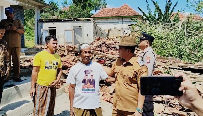 Gerak Cepat, Wabup Pamekasan Sukriyanto Kunjungi Korban Puting Beliung di Palengaan Laok