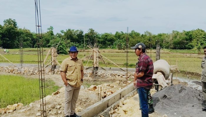 Kawal Program Prioritas Presiden, Wabup Pamekasan Pantau Langsung Pembangunan Koperasi Merah Putih