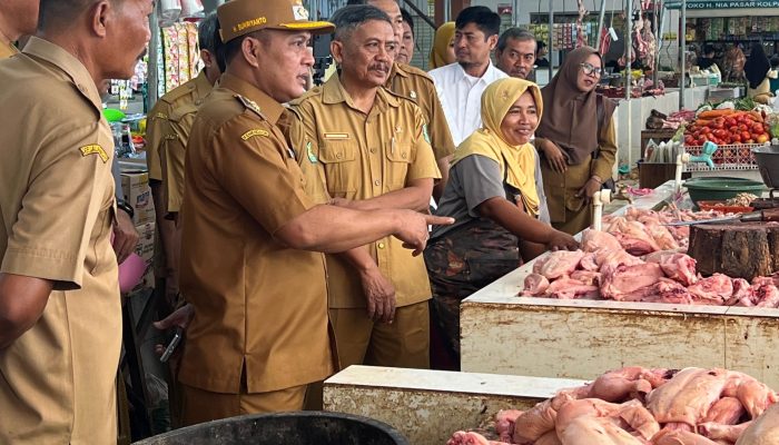 Jelang Idul Fitri, Wabup Sukriyanto Sidak Pasar Kolpajung Pamekasan