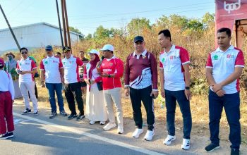Didampingi Istrinya, Wabup Pamekasan Lepas Lomba Gerak Jalan Tingkat Kecamatan