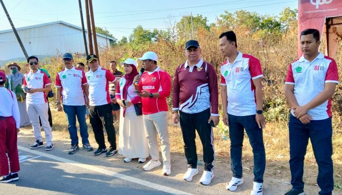 Didampingi Istrinya, Wabup Pamekasan Lepas Lomba Gerak Jalan Tingkat Kecamatan