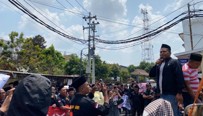 Aturan Jarak Toko Berujung Laporan, Pengurus KMY Dikawal Ribuan Warga
